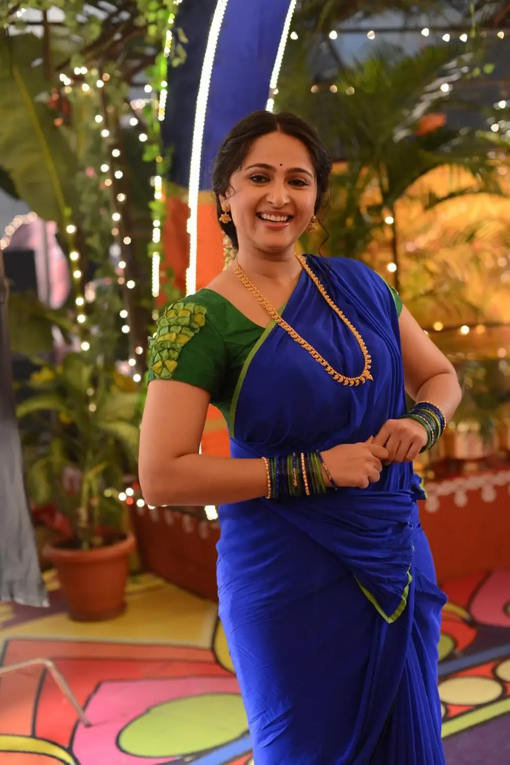 SOUTH INDIAN MODEL ANUSHKA SHETTY STILLS IN BLUE SAREE 3